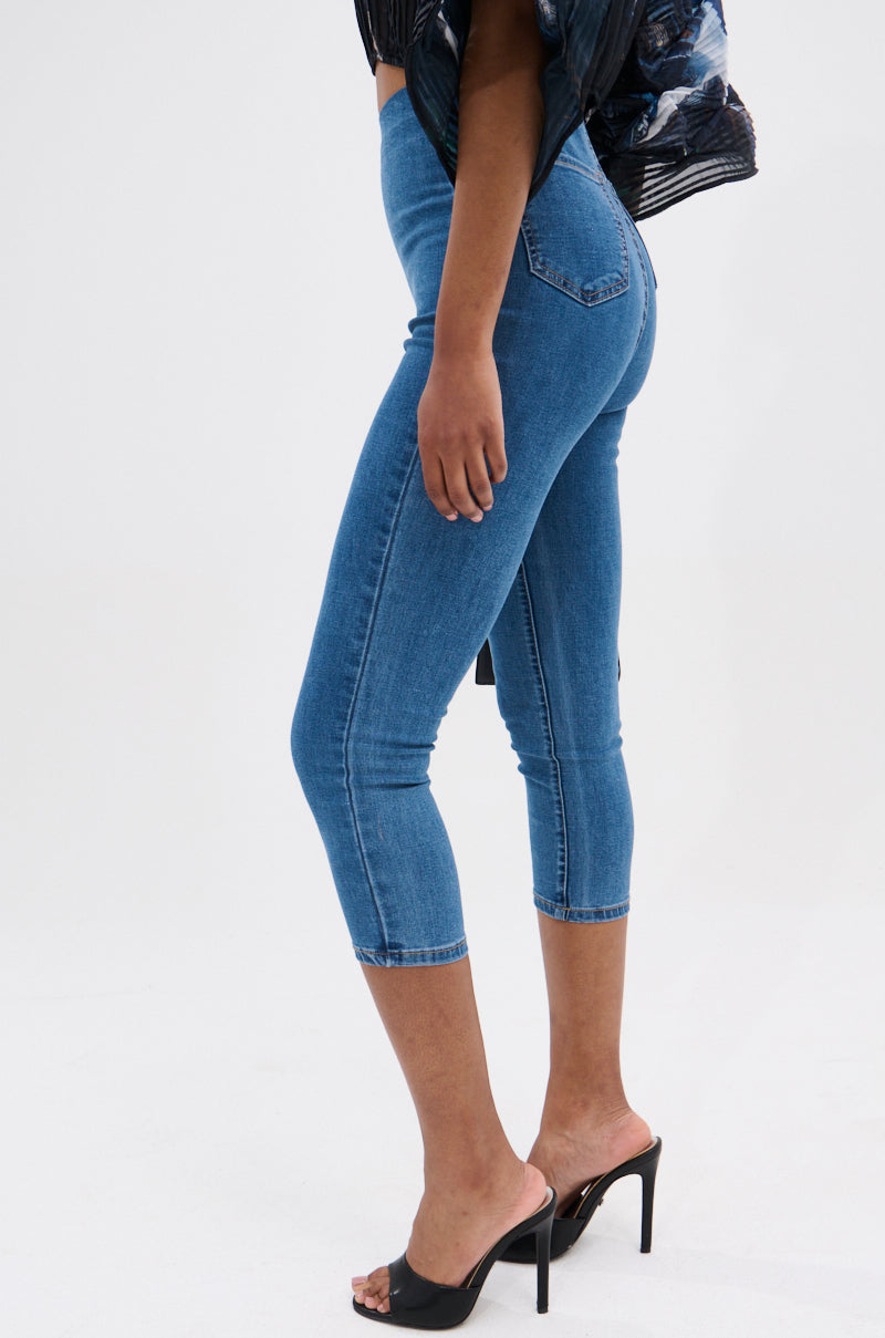 FLEX FIT MEDIUM WASH CAPRI