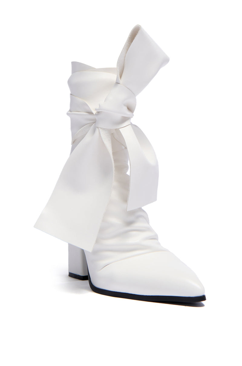 AZALEA WANG DYMPHNA WHITE CHUNKY TIE UP PUMP