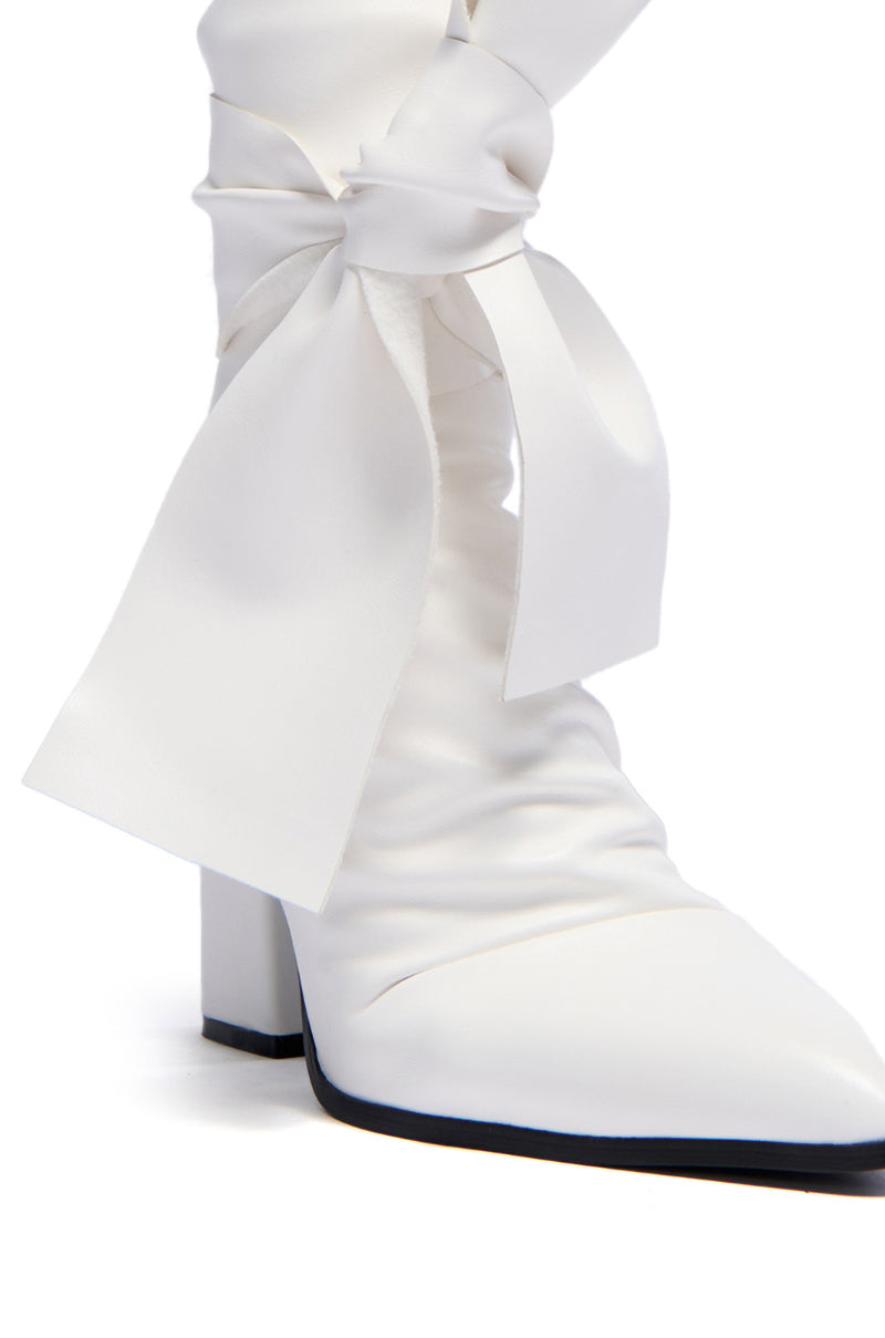 AZALEA WANG DYMPHNA WHITE CHUNKY TIE UP PUMP