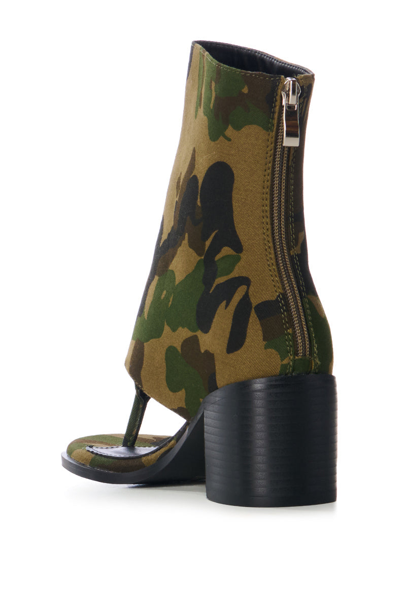 AZALEA WANG GRAYSON CHUNKY HEEL THONG SANDAL IN CAMO