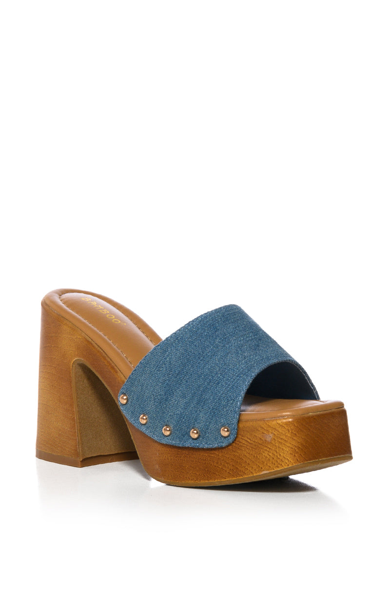 GROOVY CHUNKY PLATFORM SANDAL IN DENIM